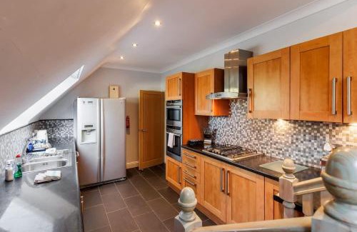 Canford Cliffs Apartment | The Gables Penthouse - 15-Minute Walk to Branksome Chine Beach