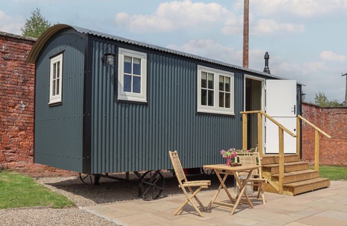 Wrexham Cottage | THE GARDEN HUT, romantic, with a garden in Cefn Park Estate