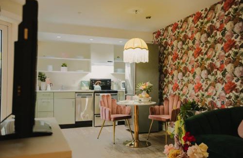 Downtown Victoria Hotel | The Garden Room at Waddington Flats