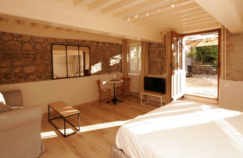 Saulieu Apartment | The garden suite. Luxury, comfort, calm and charm.