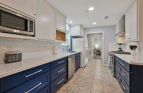 Camelot House | The Gathering Place ~ 4 BR+Yard
