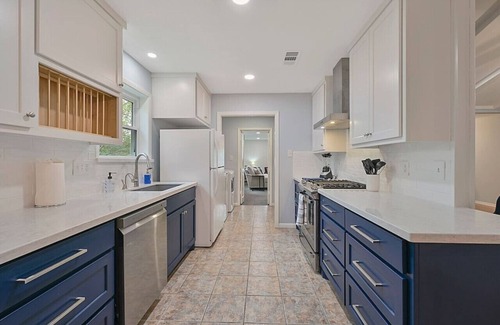 Camelot House | The Gathering Place ~ 4 BR+Yard