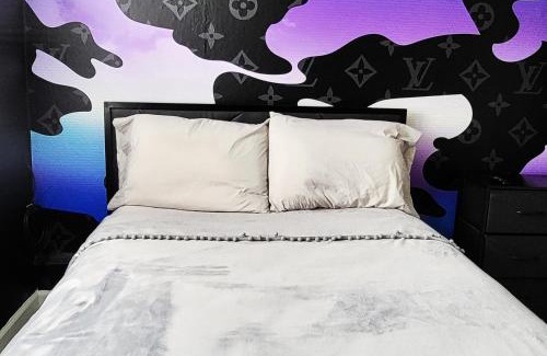 Greater East End Apartment | The Gawdy Den with Fast WIFI 2 minutes from Downtown Houston!