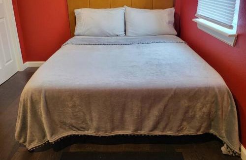 Greater East End Apartment | The Gawdy Den with Fast WIFI 2 minutes from Downtown Houston!