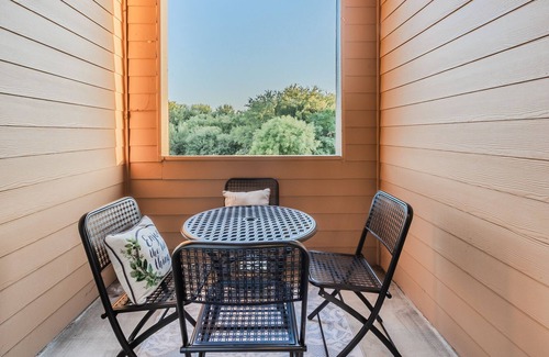 Farmers Branch Apartment | The Getaway Ranch🤠: Xtra Large Balcony + King Bed👑