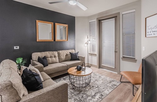 Farmers Branch Apartment | The Getaway Ranch🤠: Xtra Large Balcony + King Bed👑