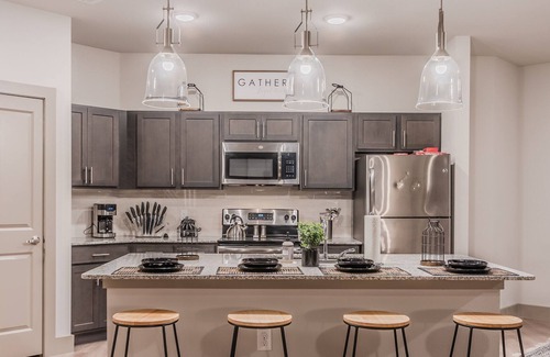Farmers Branch Apartment | The Getaway Ranch🤠: Xtra Large Balcony + King Bed👑