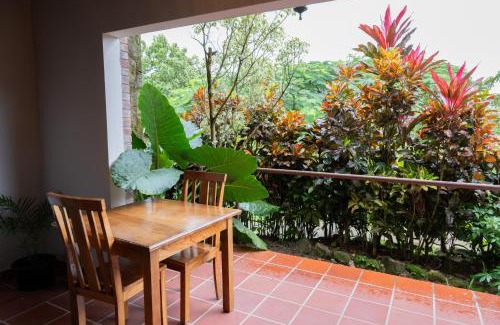 El Valle de Anton Hotel | The Golden Frog Inn