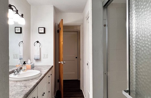 Hayward Cottage | The Golf Cottage, located close to downtown Hayward and Hayward Golf Course.