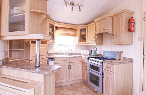 Saint Osyth Cottage | THE GRANADA, pet friendly, with a garden in St. Osyth