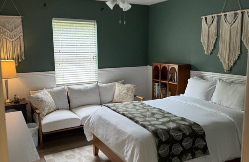 College Station House | The Green House - Cozy 2 bedroom 5 minutes to Texas A&M University!