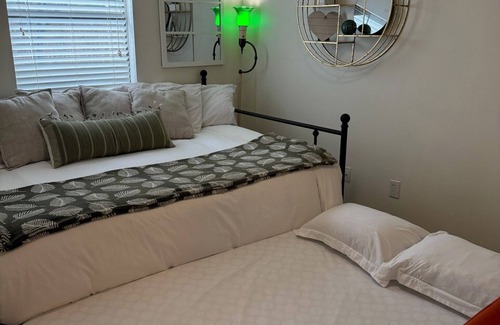College Station House | The Green House - Cozy 2 bedroom 5 minutes to Texas A&M University!