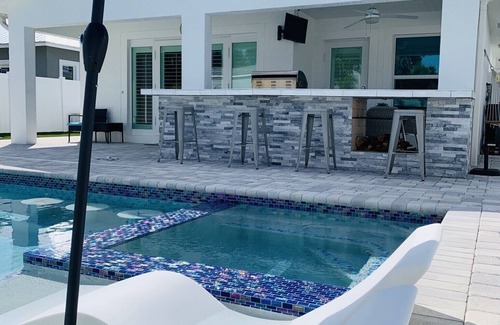 Jupiter House | The Hammock House Salt Pool & Jacuzzi! Near beach. Private!