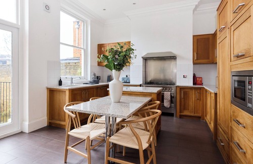 Hampstead Cottage | The Hampstead Getaway - Charming 5bdr Home With Conservatory