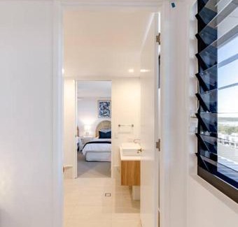 Noosa Heads House | The Hamptons Lake House - Noosa Heads Luxury House