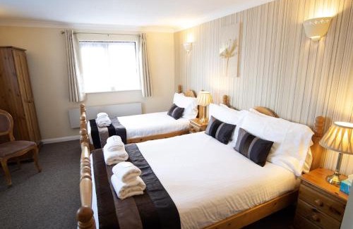 Heath and Reach Hotel | The Heath Inn