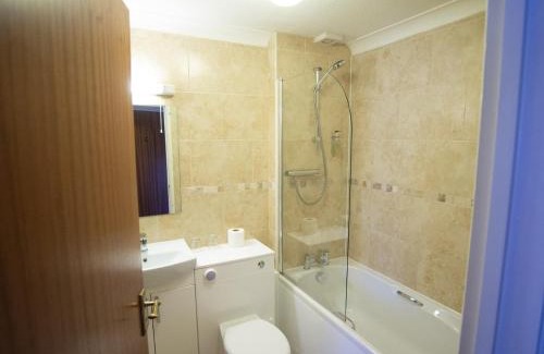 Heath and Reach Hotel | The Heath Inn