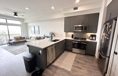 Houston Heights Apartment | The Heights Cozy Stay - Gym&pool 12mins to Midtown and Downtown