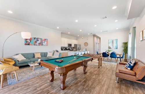 Northside House | The Heights Getaway with Game Room Backyard Grill Outdoor Games Netflix Wine at The Heights
