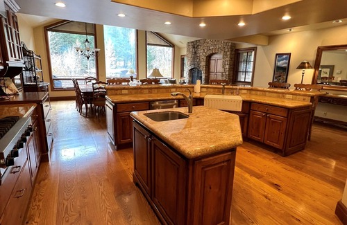 Warm Springs Condo | The Hemingways is a ski-in, ski-out residence located in beautiful Sun Valley