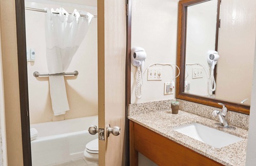 Eagle Rock Hotel | The Hills Inn Eagle Rock - Near Old Town Pasadena