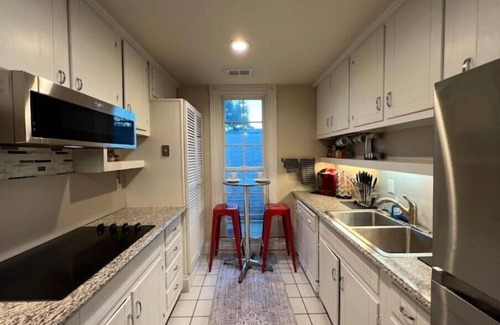 Uptown Condo | THE HISTORIC VICTORIAN HIDEAWAY - WITH SKYLINE VIEWS! BEST LOCATION IN UPTOWN!