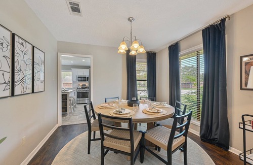 Raintree House | THE HOWDY HUT - MODERN, COZY RETREAT W/PRIME LOCATION