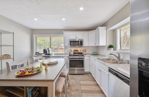 Raintree House | THE HOWDY HUT - MODERN, COZY RETREAT W/PRIME LOCATION