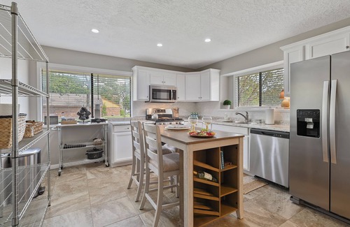 Raintree House | THE HOWDY HUT - MODERN, COZY RETREAT W/PRIME LOCATION