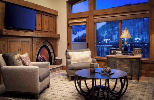 Vail Hotel | The Hythe in Lionshead - QQ room - walk to ski lifts, pool, spa, dining onsite!