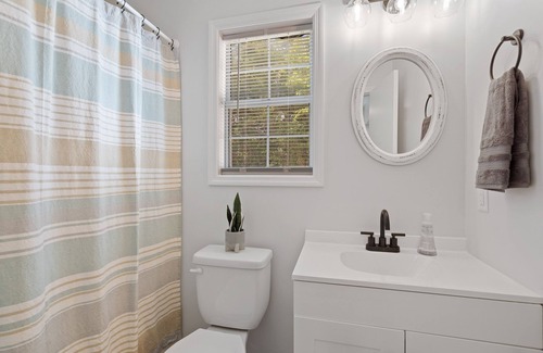 Beaufort Cottage | The James Cottage - Clean, Cozy, Coastal - Sleeps 6- 1mi to Historic DT Beaufort