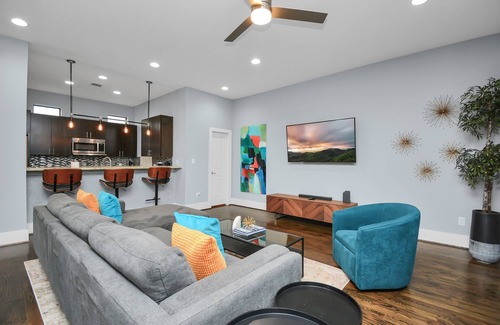 South Central Houston House | The Jewel At Webster | Skyline Views | Sleeps 10