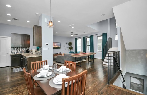 South Central Houston House | The Jewel At Webster | Skyline Views | Sleeps 10