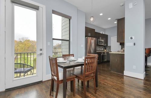 South Central Houston House | The Jewel At Webster | Skyline Views | Sleeps 10