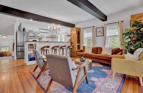 Mount Pocono House | The King Queen of The Poconos