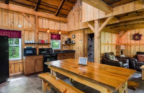 Glenmont Apartment | The Kokosing Cabin @ The Mohicans Treehouse Resort