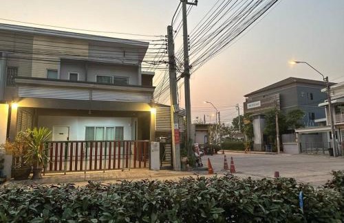 Ban Mai House | The Lake Guest House