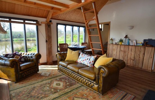 Westcott Ski Chalet | The Lake House @ Langford Court