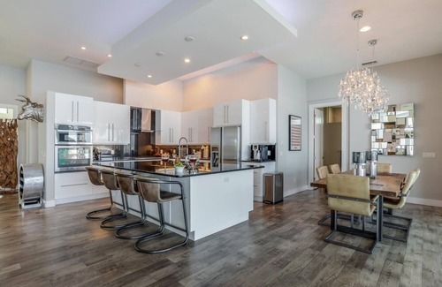 Eight Lakes Villa | THE LAKE HOUSE - Luxury Modern, Infinity-Pool, Western Exp., Lake Gulf Access,