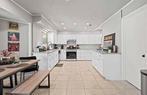 Lubbock House | *The Legends* Pool, Putting Green & Fire Pit