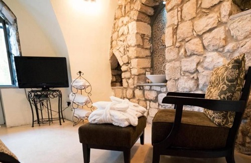 Artists Colony Cabin | The Liana Suite