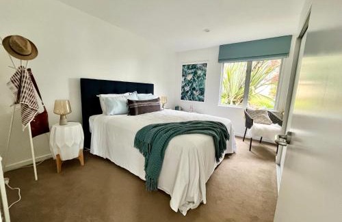 Mount Pleasant Bed & Breakfast | The Lighthouse - Free Breakfast with Stunning Mountain & Sea Views