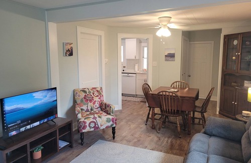 Beulah Cottage | The Lily Pad on Benzie Blvd. - Super Cute and Great Location! Central Air Conditioning!