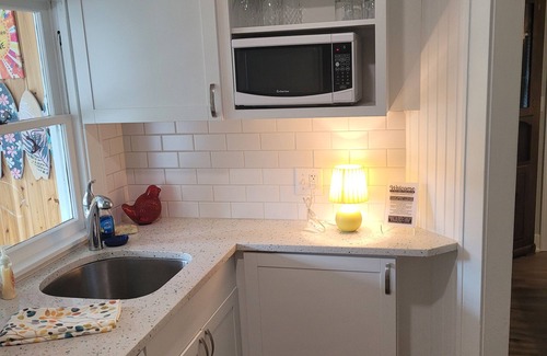 Beulah Cottage | The Lily Pad on Benzie Blvd. - Super Cute and Great Location! Central Air Conditioning!