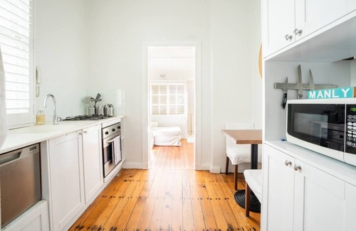 Manly Apartment | The Little Palm Prime Locale between Beach and Wharf