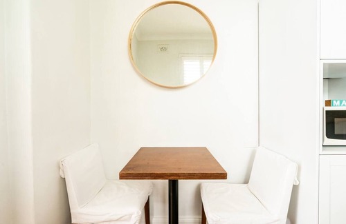 Manly Apartment | The Little Palm Prime Locale between Beach and Wharf