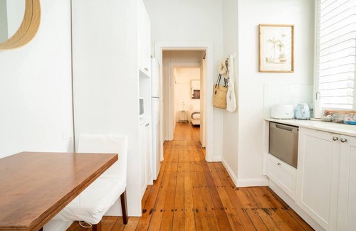 Manly Apartment | The Little Palm Prime Locale between Beach and Wharf
