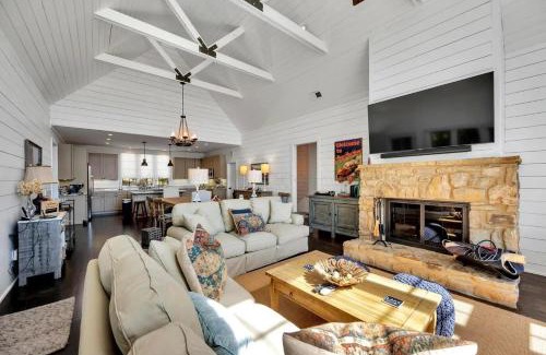 Crane Hill House | The Locklyn - Smith Lake Waterfront Views with Dock
