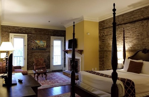 French Quarter Resort | The Lodge Alley Inn in the heart of Charleston!