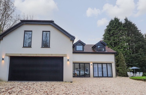 Whalley Cottage | THE LODGE AT BRIDGEWAY, pet friendly, with a garden in Whalley